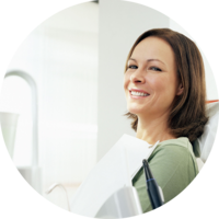 Eine entspannte Patientin vor der Implantat-OP