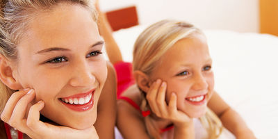 Eine Frau mit &auml;sthetischem Zahnersatz