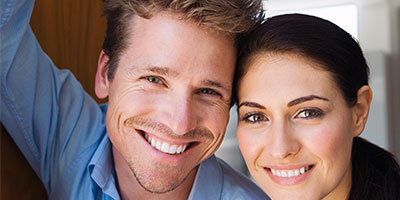 Schöne, gerade Zähne nach einer erfolgreichen Aligner - Behandlung