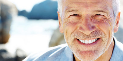 Strahlendend L&auml;cheln nach nur einem Eingriff mit Festen Z&auml;hnen an einem Tag (all on 4)