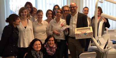 Das Praxisteam bei der Er&ouml;ffnung des Zentrums f&uuml;r Sofortimplantate