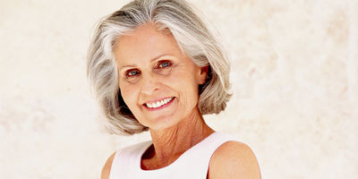 Eine Frau mit &auml;sthetischem, vollkeramischen Zahnersatz